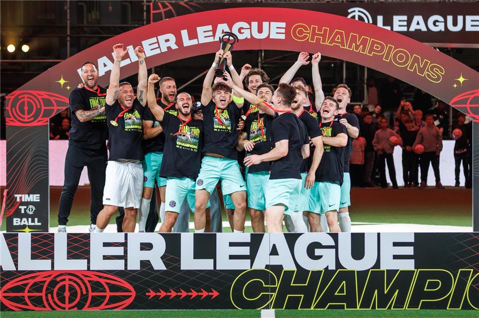 Teammanager Lukas Podolski (2.v.l) und Trainer Julian Schieber (l) gewannen mit dem Team Street United die Baller League in Berlin.Andreas Gora/dpa
