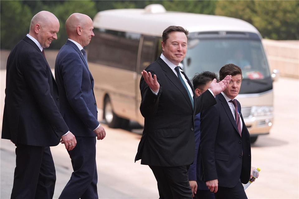 Tech-Milliardär Elon Musk ist mitgereist. Mark Schiefelbein/AP/dpa