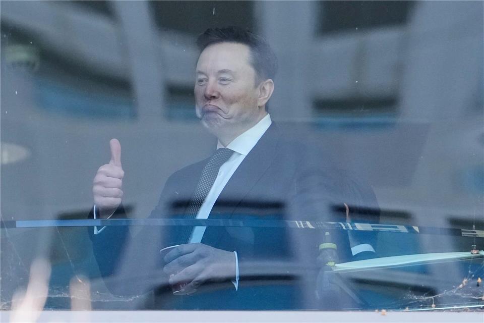 Tech-Milliardär Elon Musk wurde als Zeuge im Prozess um seine Klage gegen OpenAI-Mitgründer Sam Altman befragt.Godofredo A. Vásquez/AP/dpa