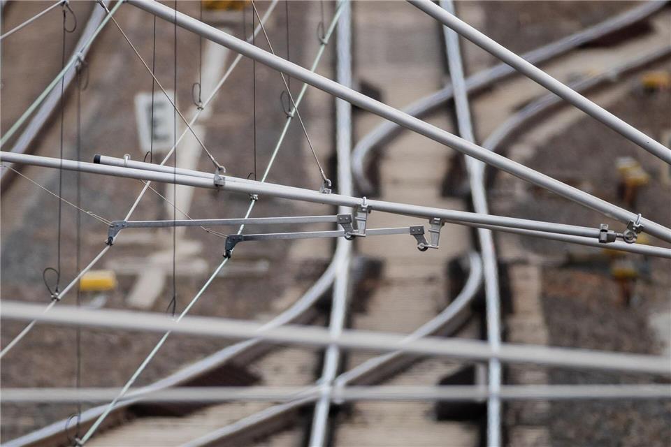 Techniker versuchen die beschädigte Leitung zu reparieren. (Symbolbild)Christoph Soeder/dpa