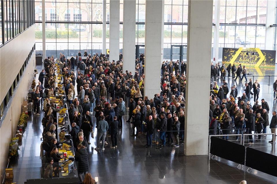 Technische Probleme bei der Anmeldung der Mitglieder sorgten am Sonntag für einen verspäteten Beginn der Mitgliederversammlung von Borussia DortmundBernd Thissen/dpa