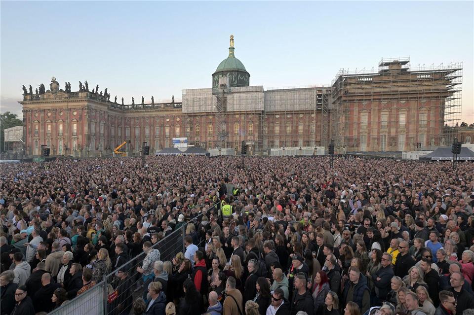 Techno-Star Paul Kalkbrenner und tausende Fans feierten am 9. Mai im Park Sanssouci. (Archivbild)Michael Bahlo/dpa