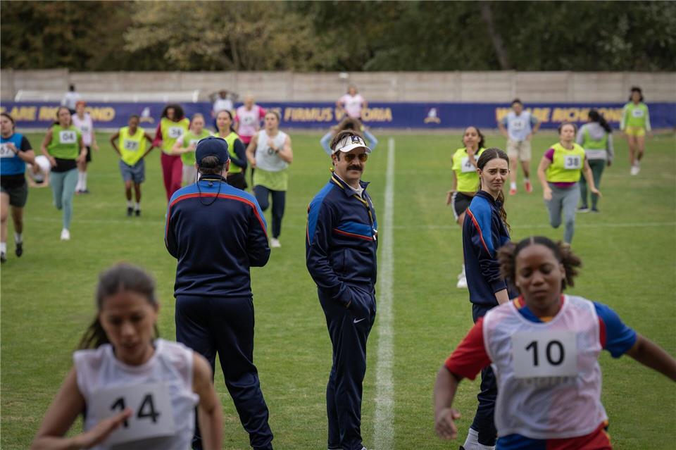 Ted Lasso ist zurück - als Trainer der Frauenmannschaft des AFC Richmond. (Handout)---/Apple TV/dpa