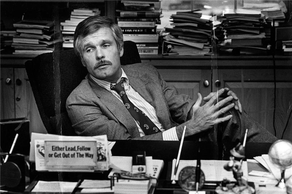 Ted Turner sitzt 1982 an seinem Schreibtisch im CNN Center.Nancy Mangiafico/Atlanta Journal-Constitution/AP/dpa
