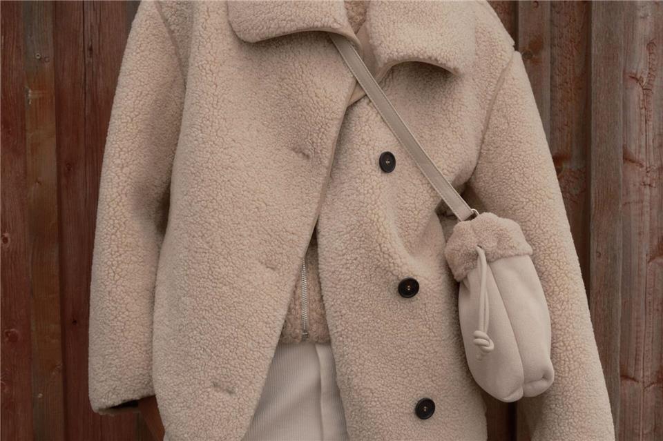 Herbst & Winter: Die wichtigsten Trends in der Damenmode Teddyplüsch-Jacken wie hier von Opus sehen nicht nur super stilvoll aus, sondern eignen sich durch ihr weiches und wärmendes Material ideal für kalte Tage (Jacke ca. 150 Euro, Pullover ca. 80 Euro, Hose ca. 90 Euro, Tasche ca. 40 Euro).Opus/dpa-tmn