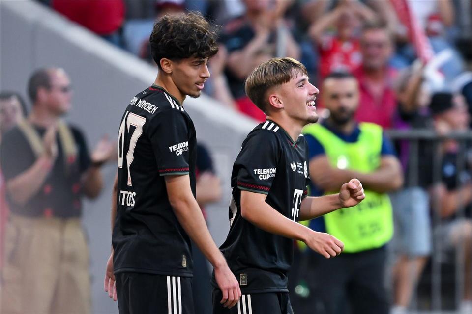 Teenager David Santos Daiber (links) kam in der Saison zweimal in der Bundesliga zum Einsatz. (Archivbild)Sven Hoppe/dpa
