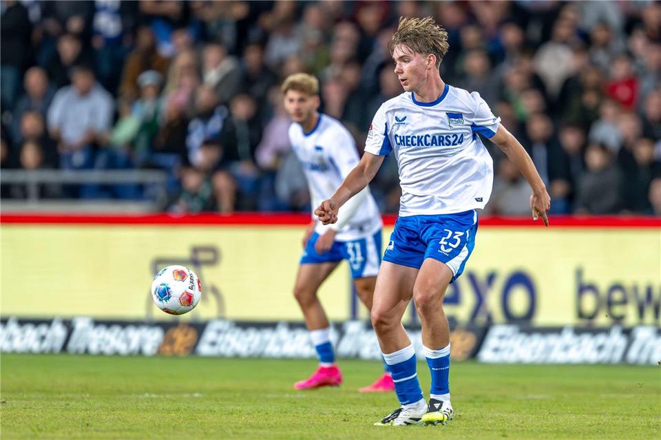 Hertha hofft auf ersten Heimsieg gegen Paderborn Teenager Eichhorn hat gute Chancen auf einen Starteinsatz gegen Paderborn. David Inderlied/dpa