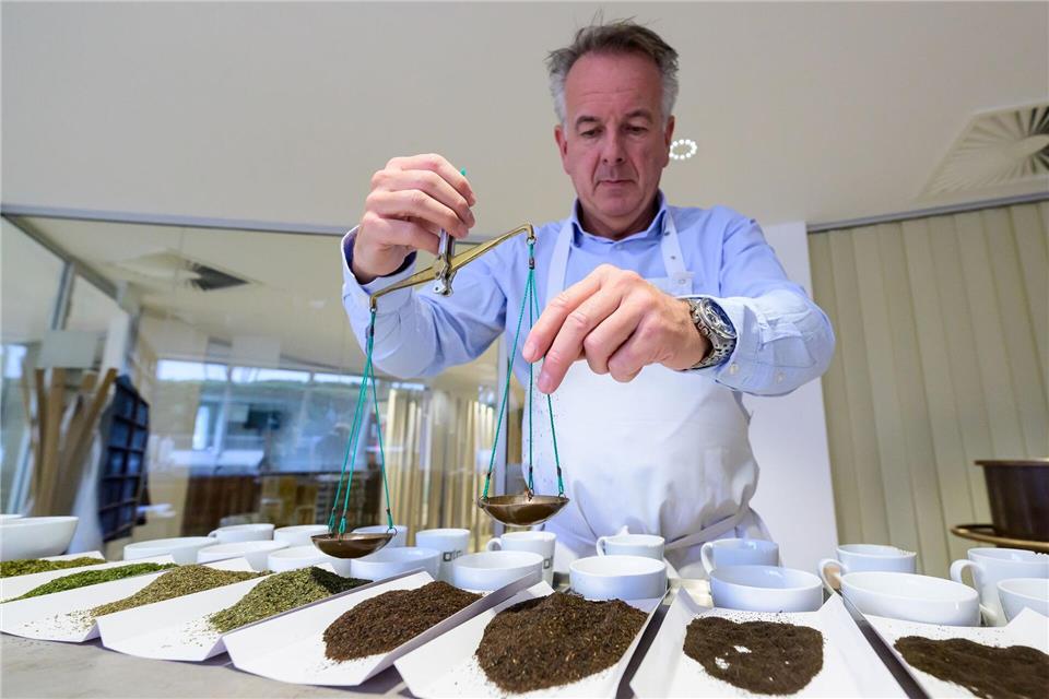 Teetester Stefan Feldbusch bereitet eine Verkostung vor und wiegt den Tee ab.Philipp Schulze/dpa