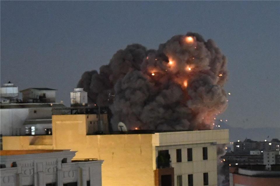 Teheran wird am Morgen erneut Ziel heftiger Luftangriffe. Shadati/XinHua/dpa