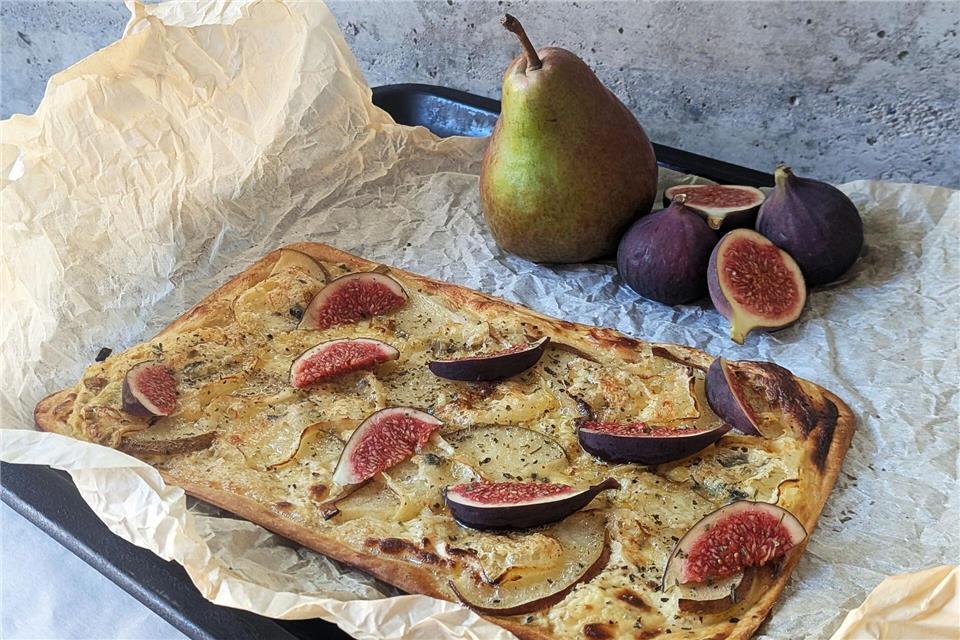 Teig belegen und ab damit in den Ofen! Schon 10 Minuten später steht der fertige Flammkuchen mit Senfcreme, Birnenscheiben und Gorgonzola auf dem Tisch.Doreen Hassek/hauptstadtkueche.blogspot.com/dpa-tmn