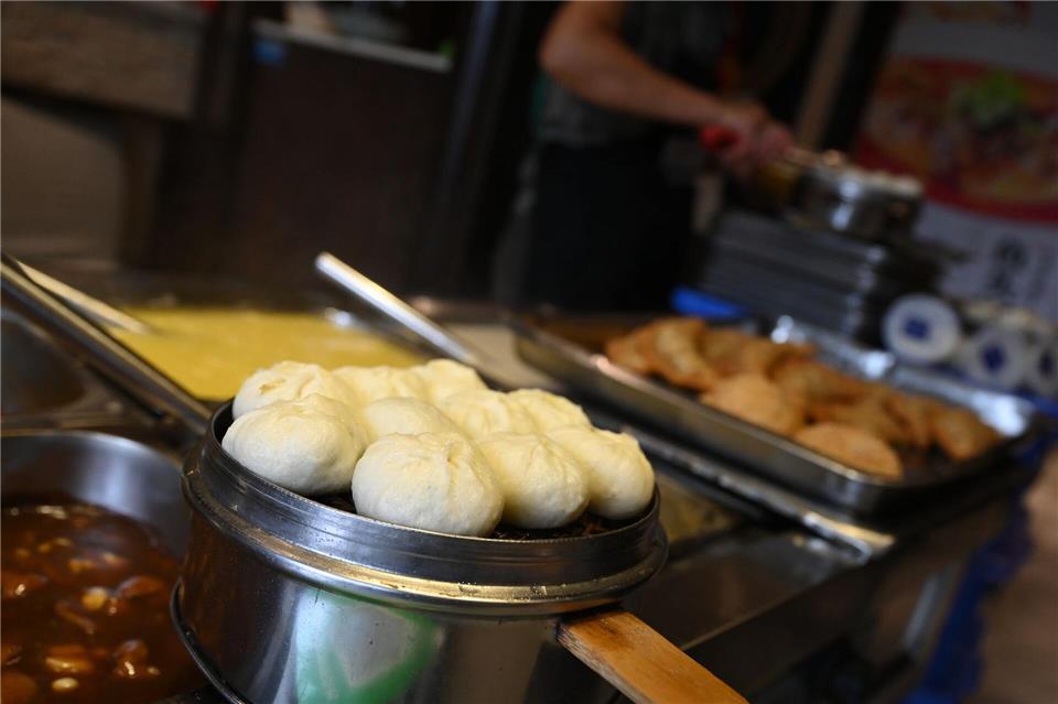 Teigtaschen namens Baozi mit ihren verschiedenen Füllungen sind in China ein beliebtes Frühstücksgericht.Johannes Neudecker/dpa