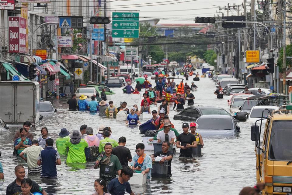 Teile Bangkoks standen tagelang unter Wasser.Sakchai Lalit/AP/dpa