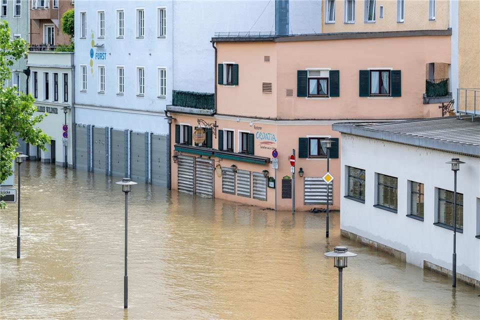 Hochwasser fließt langsam ab - Lage bleibt angespannt Teile der Altstadt von Passau sind noch immer vom Hochwasser der Donau überschwemmt.
