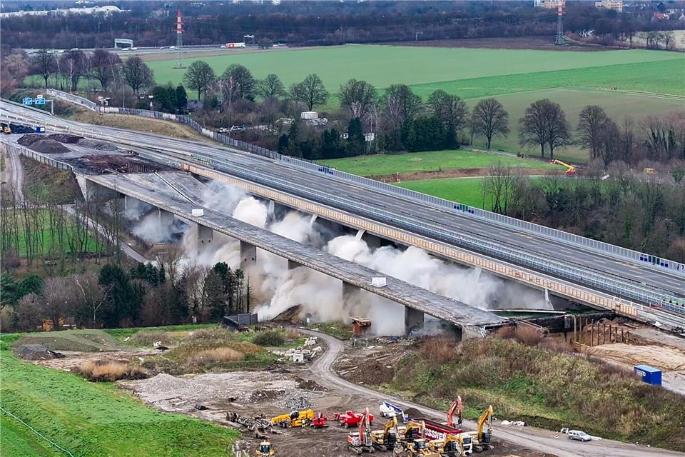 Teile einer A1-Brücke gesprengt - Autobahn voll gesperrt Teile der Liedbachtalbrücke sacken bei der Sprenung zusammen.Christoph Reichwein/dpa