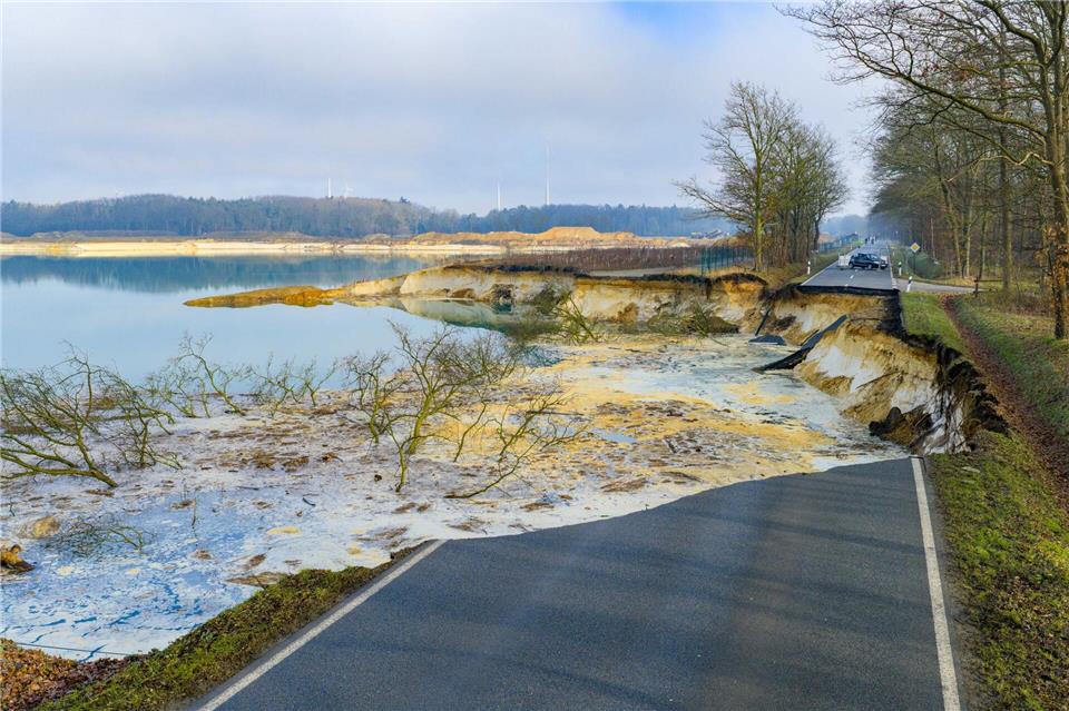 Teile der abgesackten Straße liegen im Wasser. (Archivbild)Christoph Reichwein/dpa