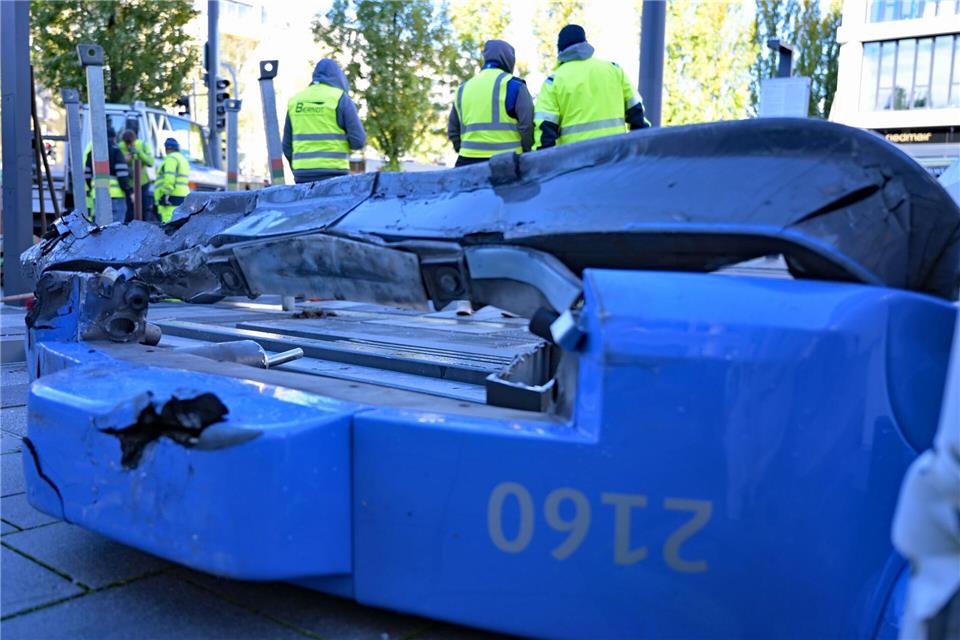 Trambahn in München entgleist - Vier Verletzte Teile der entgleisten Tram liegen am Unfallort.Malin Wunderlich/dpa