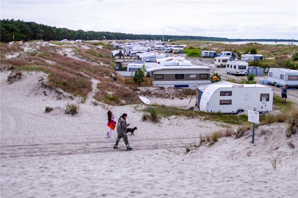 Teile des Campingplatzes in Prerow gehören der vom Land gegründeten Stiftung Natur- und Umweltschutz Mecklenburg-Vorpommern. Insgesamt verfügt sie im Nordosten über 8.700 Hektar. (Archivbild)Jens Büttner/dpa