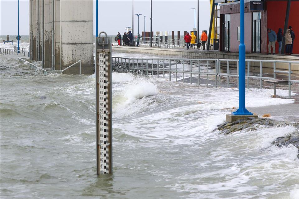 Teile des Fährhafens von Dagebüll werden bei einer Sturmflut überflutet.Bodo Marks/dpa