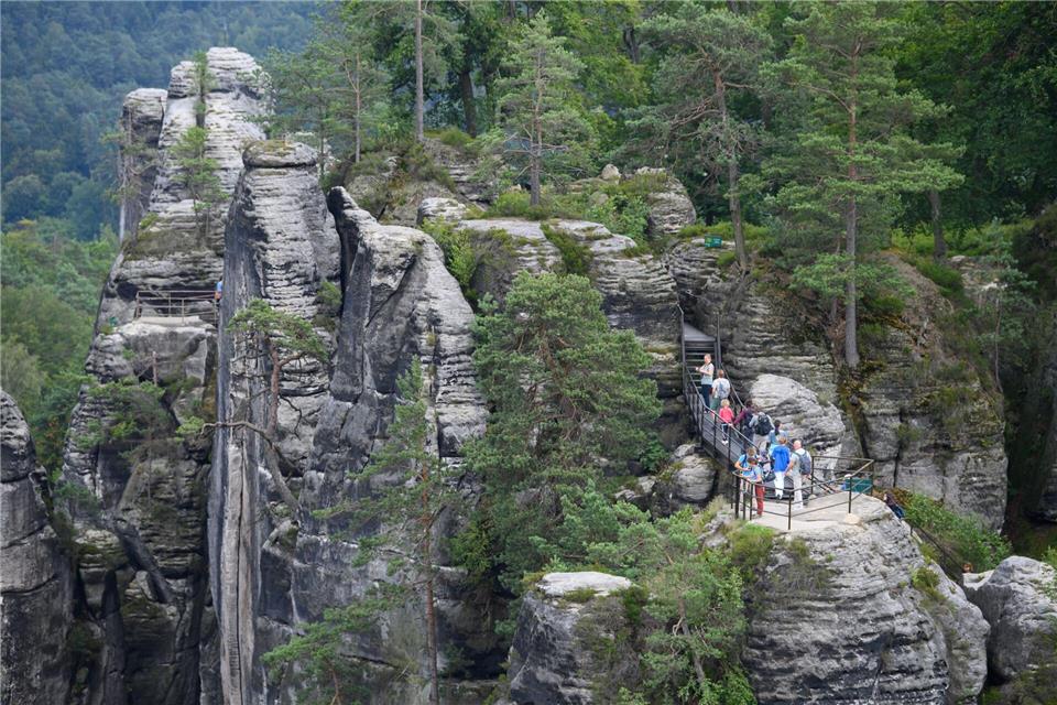 Teile des Nationalparks Sächsische Schweiz sind wegen schwerer Sturmschäden vorerst gesperrt. (Symbolbild)Robert Michael/dpa