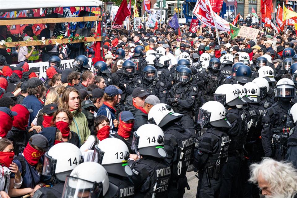 Teile des Protestzugs gegen Rheinmetall in Köln wurden von der Polizei gestoppt.Benjamin Westhoff/dpa