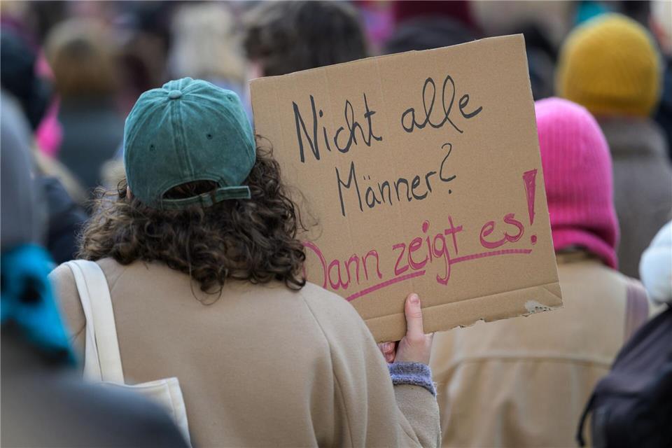 Teilnehmende der Demonstration in Frankfurt nannten Wut, Solidarität und Verantwortungsbewusstsein als Gründe für ihre Teilnahme.Hannes P. Albert/dpa