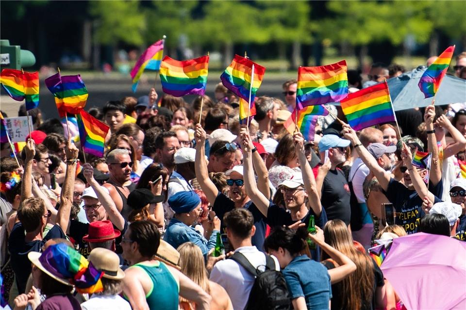 Regenbogen-Fächer gegen die Hitze: CSD in Köln Teilnehmende der Parade zum Christopher Street Day (CSD) ziehen durch die Stadt.