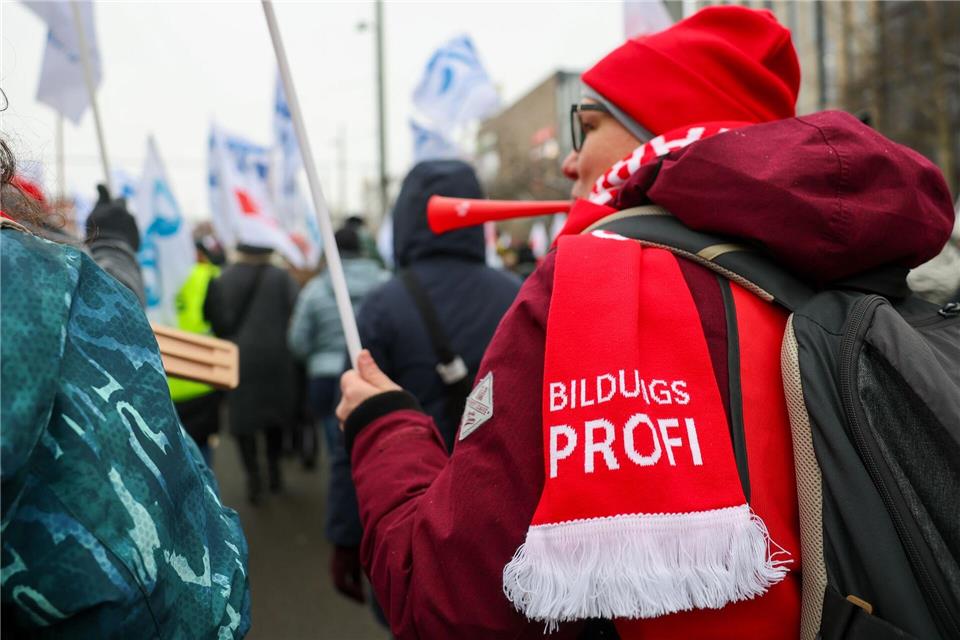 Teilnehmende des „Streiktags Bildung“ ziehen durch die Leipziger Innenstadt.Jan Woitas/dpa