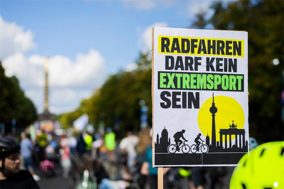 Teilnehmende sprechen sich auch für sichereres Radfahren aus. Christoph Soeder/dpa