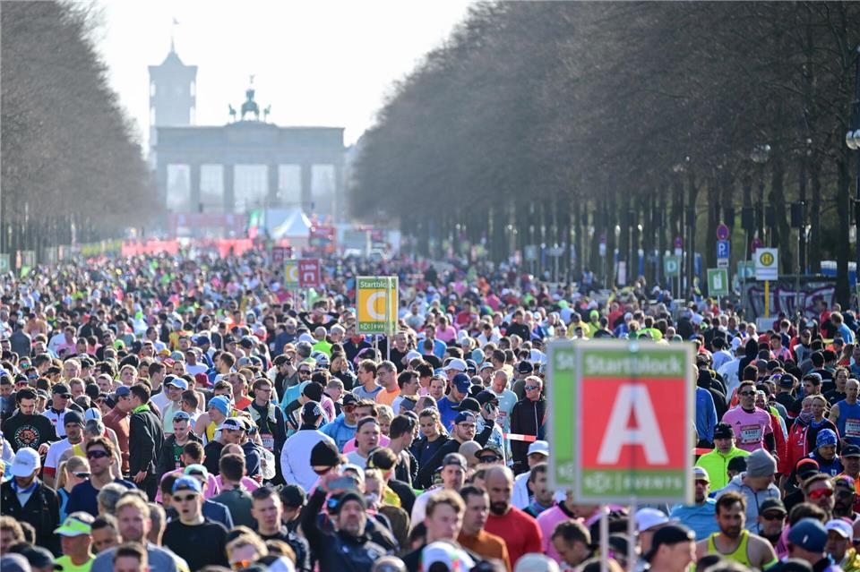 Teilnehmer aus 134 Nationen sind am Start.Sebastian Christoph Gollnow/dpa