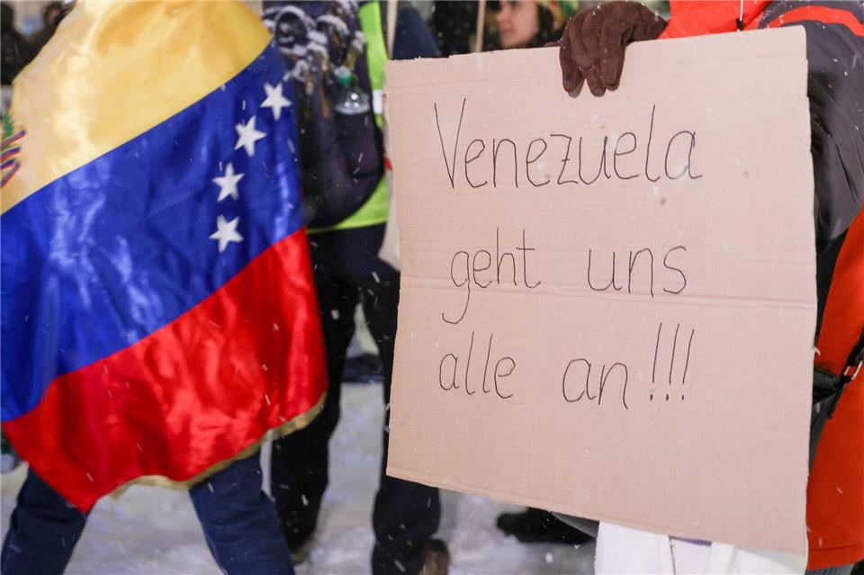 Teilnehmer demonstrieren am Samstag in Hamburg nach den US-Angriffen auf Venezuela. In Düsseldorf haben am Sonntag mehr als 200 Menschen gegen den Angriff der USA auf Venezuela protestiert. Bodo Marks/dpa