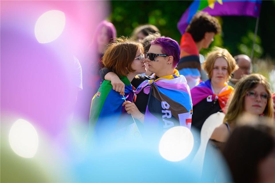 Teilnehmer der 6. grenzüberschreitenden Pride.Patrick Pleul/dpa