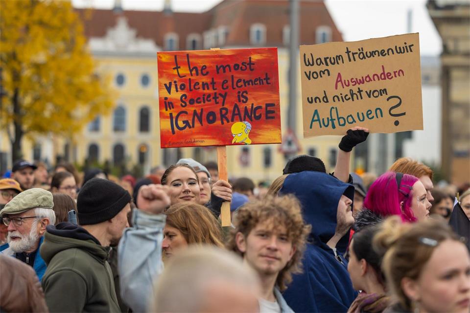 Teilnehmer der Demonstration fordern von der Politik, ihre Belange nicht zu missachten.  Jürgen Lösel/dpa