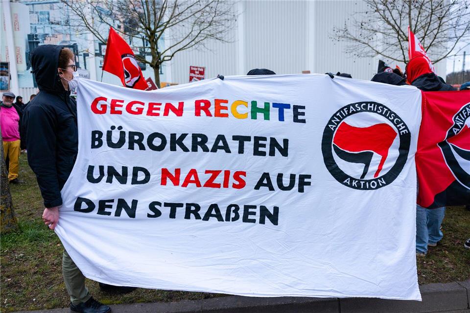 Teilnehmer der Demonstration hielten vor der AfD-Landesgeschäftsstelle Banner hoch.Laszlo Pinter/dpa