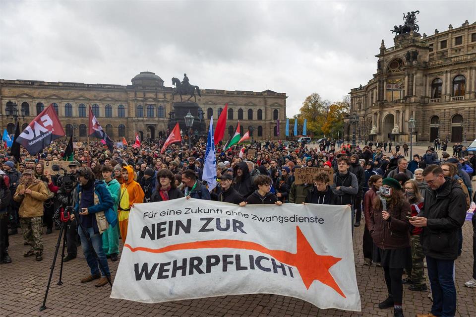 Teilnehmer der Demonstrationen verlangen einen Verzicht auf die Wehrpflicht. Jürgen Lösel/dpa