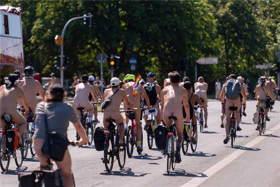 Teilnehmer der Fahrrad-Demo „World Naked Bike Ride (WNBR) Berlin 2026“ fahren mit Fahrrädern durch das Berliner Regierungsviertel.Christophe Gateau/dpa