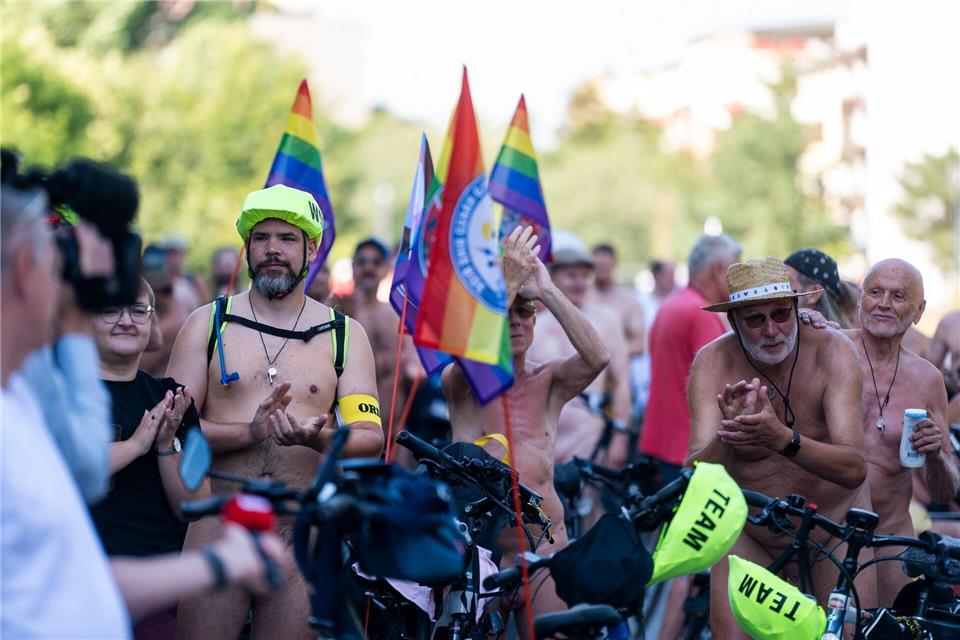 Teilnehmer der Fahrrad-Demo „World Naked Bike Ride (WNBR) Berlin 2026“ stehen nackt mit Fahrrädern bereit zur Abfahrt. Christophe Gateau/dpa