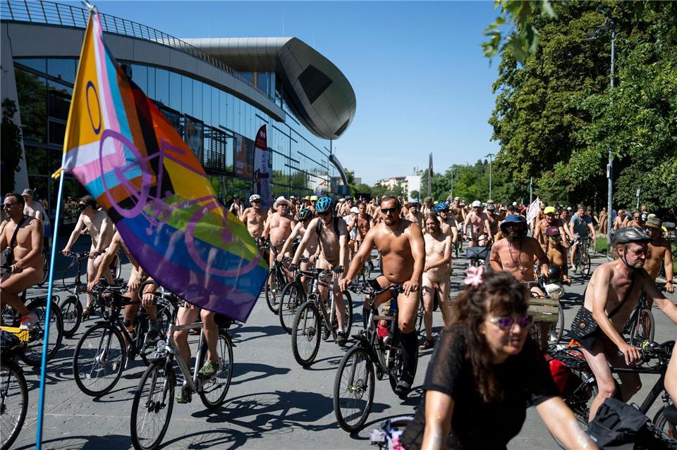 Teilnehmer der Fahrrad-Demo „World Naked Bike Ride (WNBR) Berlin 2026“ fahren nackt mit Fahrrädern durch die Stadt. Christophe Gateau/dpa