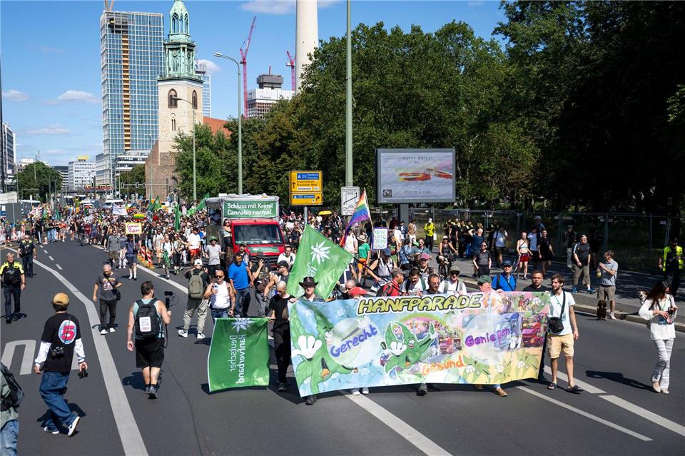 Teilnehmer der Hanfparade trugen Transparente und Plakate.Christophe Gateau/dpa