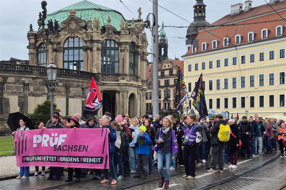 Teilnehmer der Prüf-Demo ziehen durch die Dresdner Altstadt.Jasmin Beisiegel/dpa