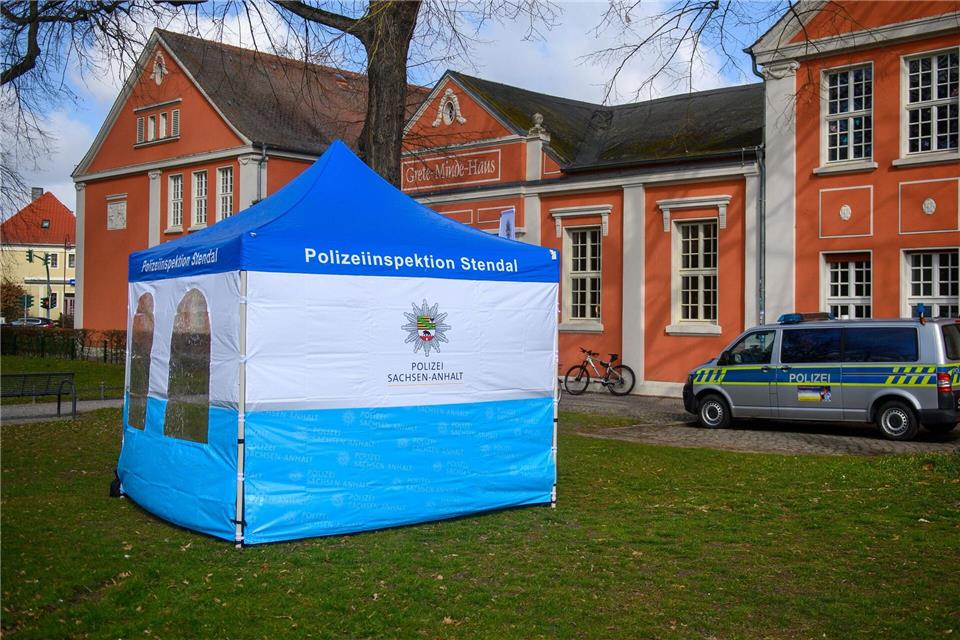 Teilnehmer der Reihenuntersuchung leisten mit einer Speichelprobe Unterstützung für die Ermittlungen.Klaus-Dietmar Gabbert/dpa