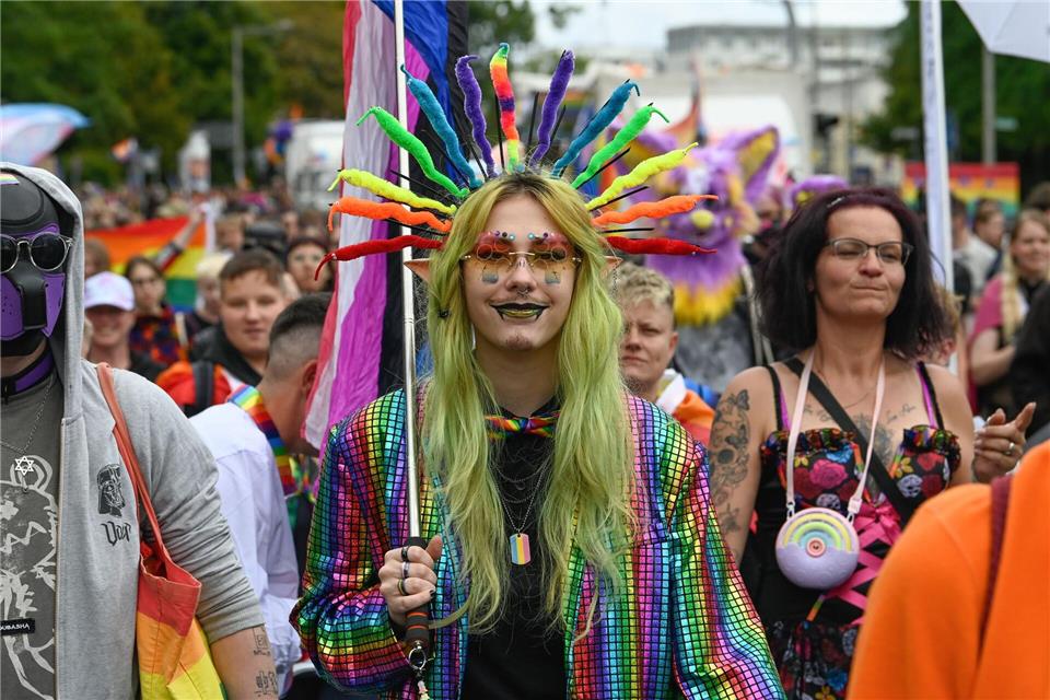 Teilnehmer des Christopher Street Day gehen bei einem Demonstrationszug durch die Innenstadt.Heiko Rebsch/dpa