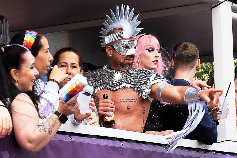 Teilnehmer des Christopher Street Days (CSD). Tausende Menschen demonstrieren beim CSD in Bremen für ihre Rechte. Jörn Hüneke/dpa