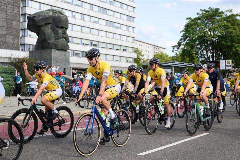 Teilnehmer des European Peace Ride (EPR) passieren 2025 das Karl-Marx-Monument in Chemnitz. (Archivbild) Hendrik Schmidt/dpa