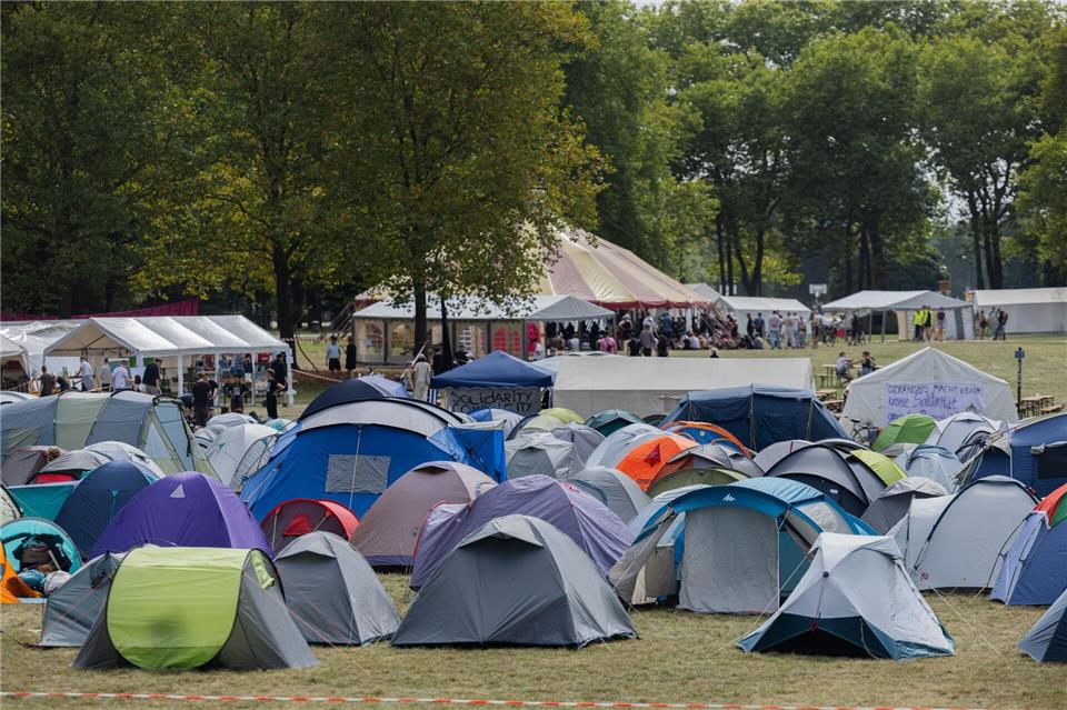 Teilnehmer des Protestcamps „Rheinmetall entwaffnen“ haben eine kleine Zeltstadt im Kölner Grüngürtel aufgebaut.Rolf Vennenbernd/dpa