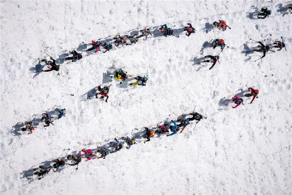 Teilnehmer des Skitourenrennen „Patrouille des Glaciers“ erklimmen einen Gipfel in den Walliser Alpen in der Schweiz.Maxime Schmid/KEYSTONE/dpa