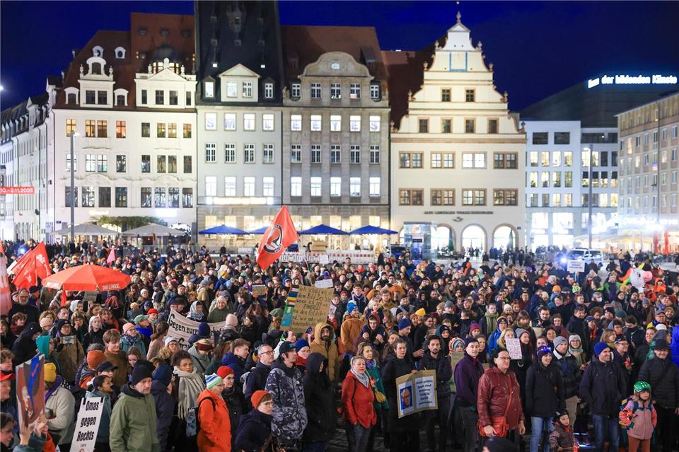 Hunderte demonstrieren in Leipzig nach „Stadtbild“-Aussage  Teilnehmer einer Demonstration „Das Stadtbild bleibt bunt“ stehen auf dem Marktplatz. Jan Woitas/dpa