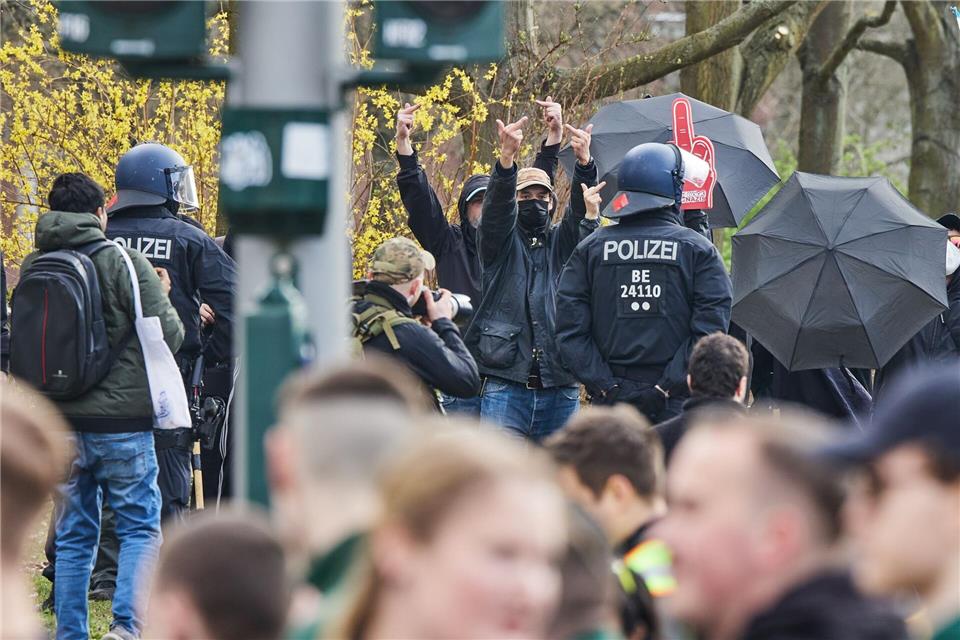 Angriffe und Bedrohungen - deutlich mehr Fälle erfasst Teilnehmer einer Demonstration der rechtsextremistischen Kleinstpartei „Der III. Weg“ marschieren durch Hellersdorf. (Archivbild) Jörg Carstensen/dpa