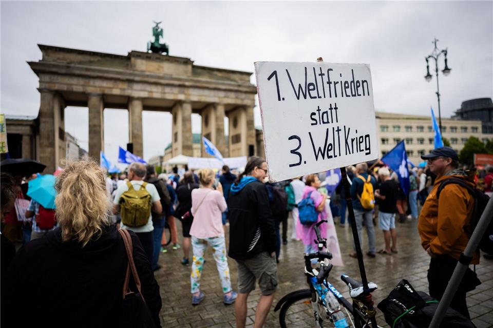 Teilnehmer einer Demonstration des  Bündnisses „Wir sind viele“ forderten auf einem Plakat „1. Weltfrieden statt 3. Weltkrieg“.Christoph Soeder/dpa