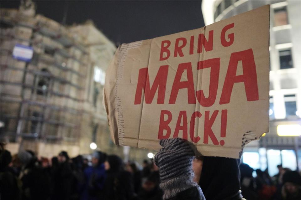 Teilnehmer einer Demonstration gegen das Urteil gegen Maja T. versammeln sich auf dem Wilhelm-Leuschner-Platz in Leipzig.Sebastian Willnow/dpa