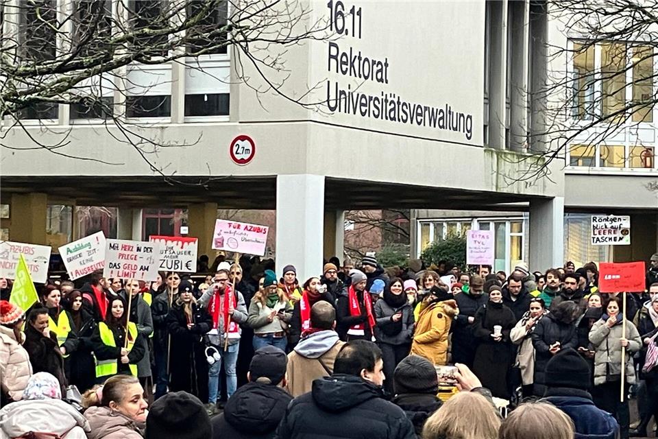 Teilnehmer einer Kundgebung haben sich vor dem Rektorat der Heinrich-Heine-Universität in Düsseldorf versammelt. Verdi NRW ruft für Mittwoch zu neuen Warnstreiks auf. (Archivbild)Volker Danisch/dpa
